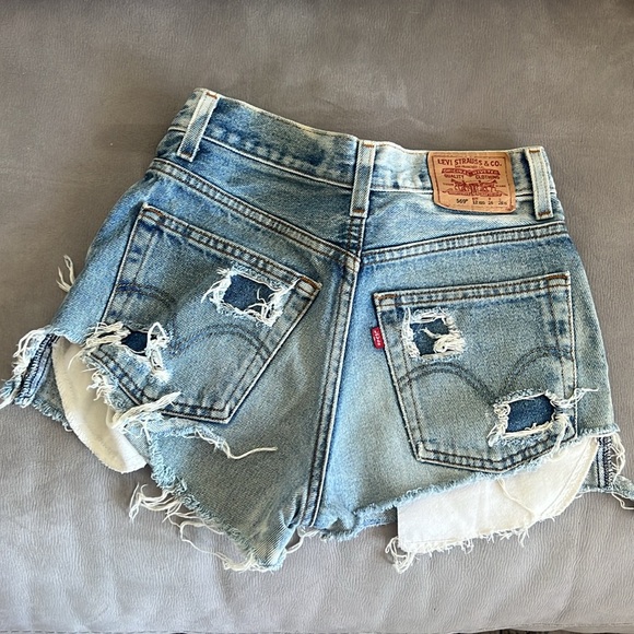 Levi’s Jean Shorts. Size small/xamall 25x26. Color Medium to light wash. - Picture 2 of 4